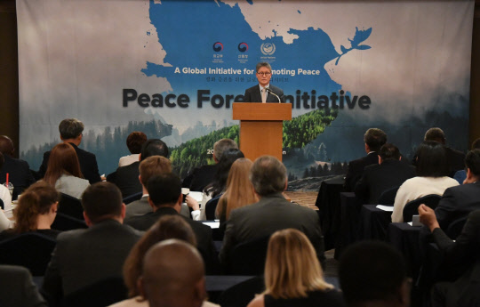 김재현 산림청장이 23일 서울 롯데호텔에서 열린 '평화산림 이니셔티브(PFI) 설명회'에서 PFI 추진계획 등에 발표하고 있다.  산림청 제공